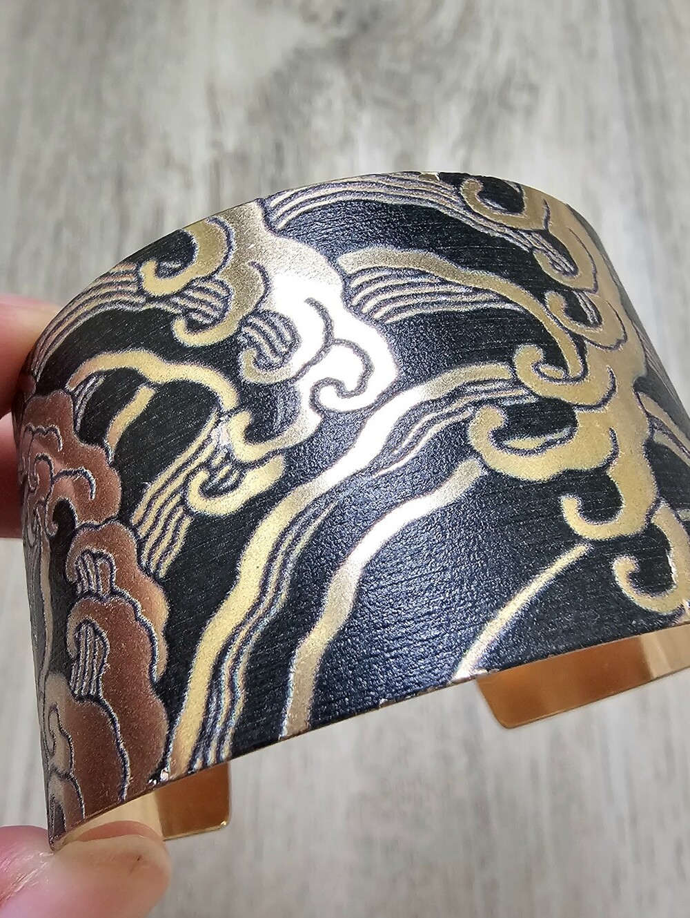 New Contrast Cloud Print Metal Cuff Bracelet